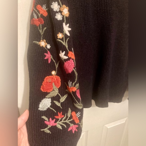 American Eagle navy embroidered floral sweater - Picture 2 of 4